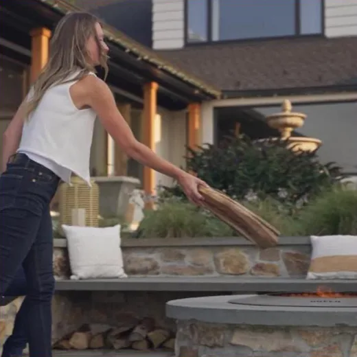 Breeo Facebook ad - smokeless fire pit backyard lifestyle