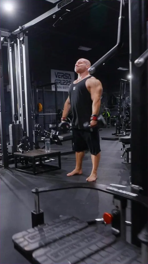 LMNT Facebook ad - gym athlete with no on-image copy
